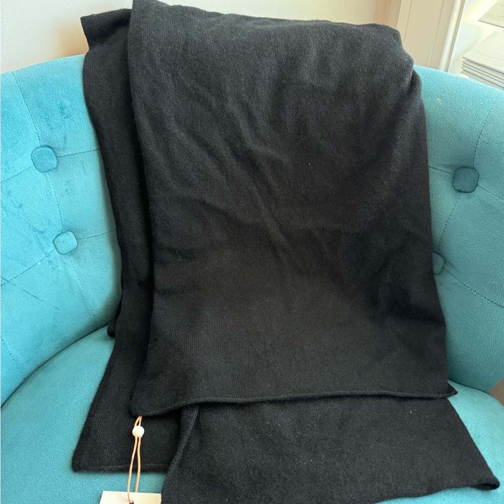 Beautiful Brand new with tags 100% cashmere “Quince” wrap